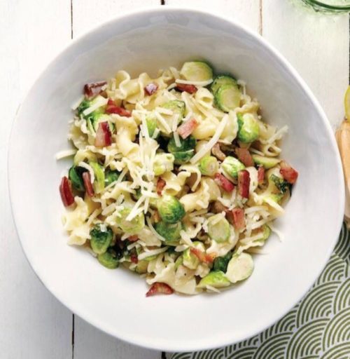 Pasta with sprouts and pancetta